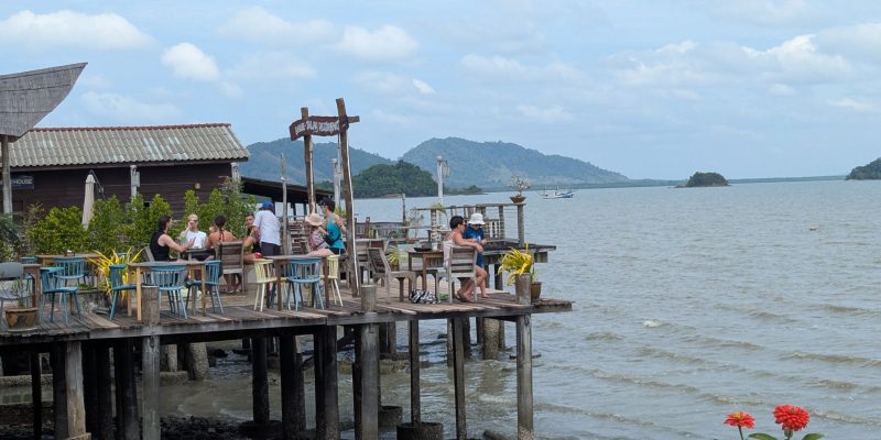 Viele Restaurants hier sind über dem Wasser gebaut.