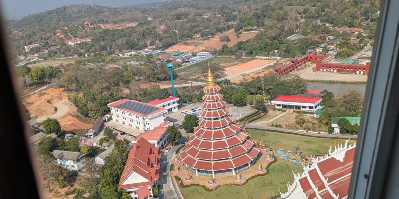 Blick aus dem Buddha auf den roten Tempel Blick aus dem Buddha auf den roten Tempel