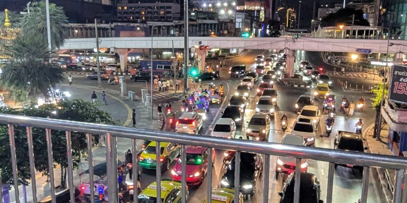 Nächtlicher Straßenverkehr 2