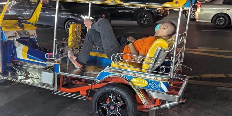 Tuktuk-Fahrer schläft (hochkant)