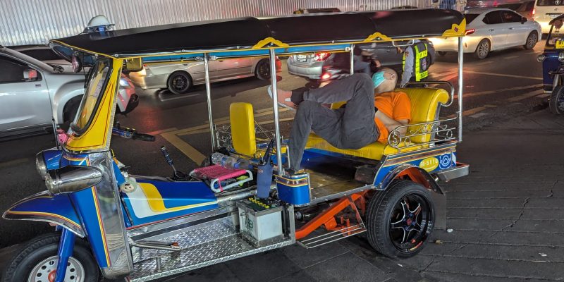Tuktuk-Fahrer schläft (quer)