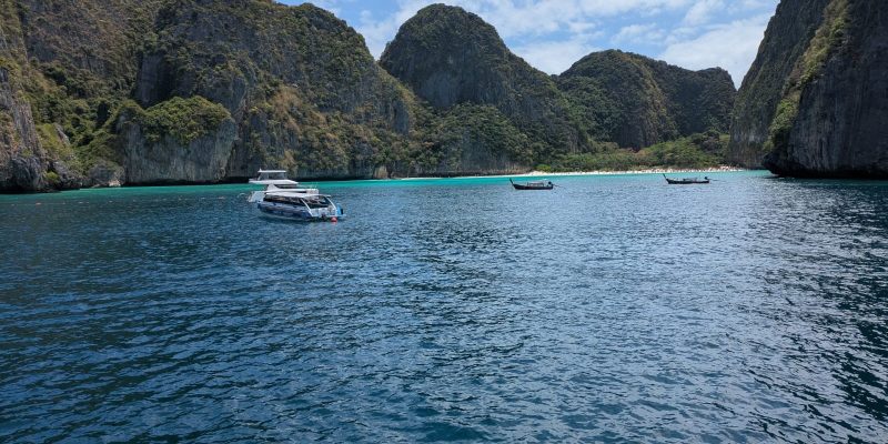 Einer der Dive Spots war am Maya Beach - das, wo wir vor ein paar Wochen als Touristen-Vieh durchgetrieben wurden, sehen wir nun von der anderen Seite 😃 wp-174098120407625915364630459859